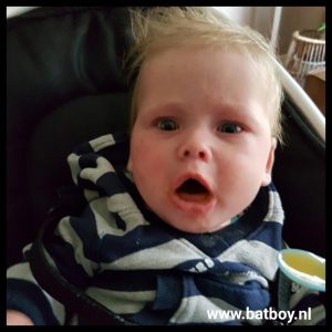 kokhalzen, baby, batboy, eerste hapje, fruithapje, proeven, wat eet je kindje met 8 maand