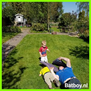 oppassen, stoeien, papa, batboy, jongens, wild, gras, buiten, knijpen