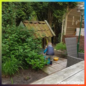 emmer, water, sopje, schoonmaken, spelen, waterpret, batboy, waterput, put