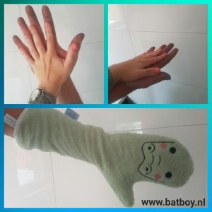 batboy, invented 4 kids, baby, baby shower glove, douchen, kindje, handschoen, glibberig