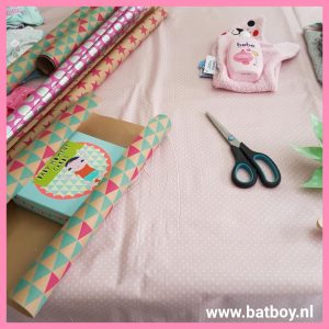 Cadeautjes inpakken, cadeautjes, inpakken, batboy, kraamcadeau, 9 cadeautjes, cadeautjes, 9 maanden koffer, koffer 