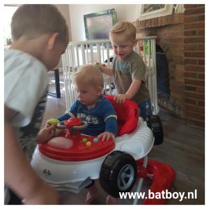 loopstoeltje, je kindje 7 maand, baby 7 maand, batboy, kindje in loopstoel, 7 maand, loopauto, broers