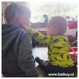 baby, broertjes, 8 maand, ontwikkeling, batboy, mamablog, nee