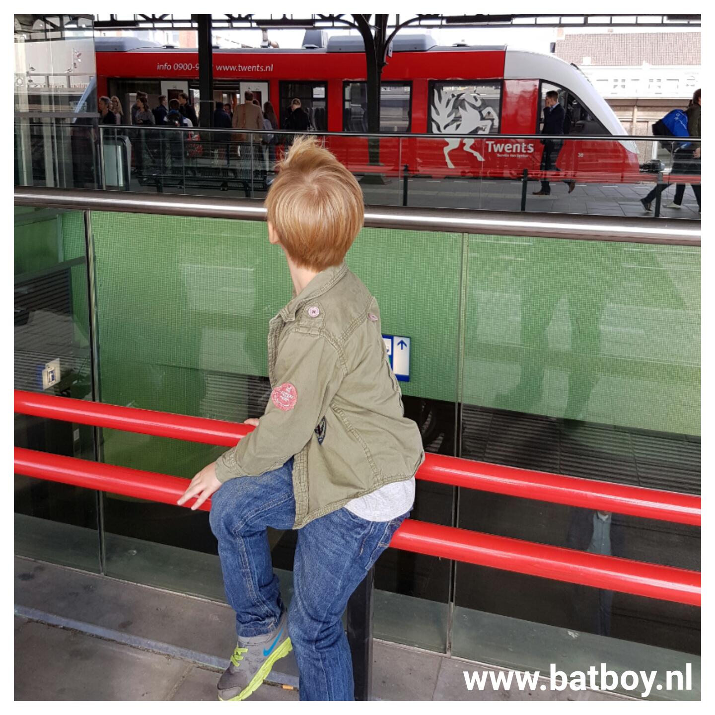 trein, station, reizen, hengelo, enschede, ns, batboy, mamablog, blogger, kinderen, treinen