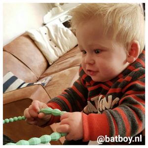 bijtketting, bijtketting madison, baby, sabbelen, moderne moeders, batboy