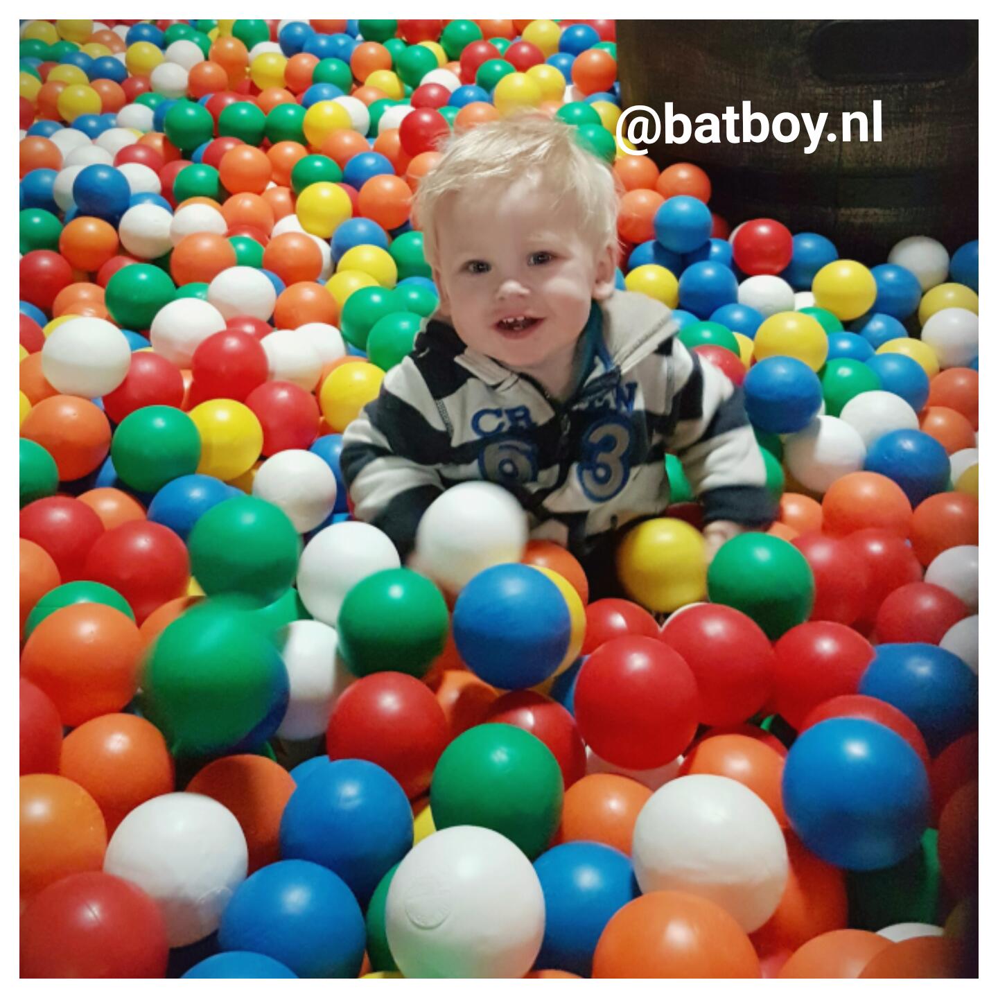 dreumes, lopen, eten, batboy, baby, kind, jongen, spelen