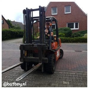 samen met papa op de heftruck, kledingkast steigerhout