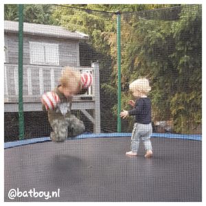 batboy, trampoline voor de kinderen, mamablog, jongens