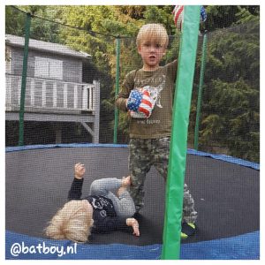 batboy, mamablog, trampoline voor de kinderen, jongens