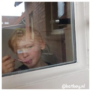 sleutel in de deur laten zitten, streken van een peuter, batboy, mamablog, een peuter van 3 jaar