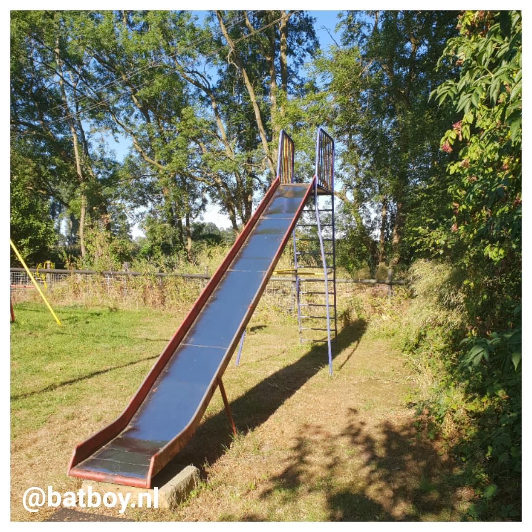 batboy, speeltuin, metalen glijbaan, mamablog