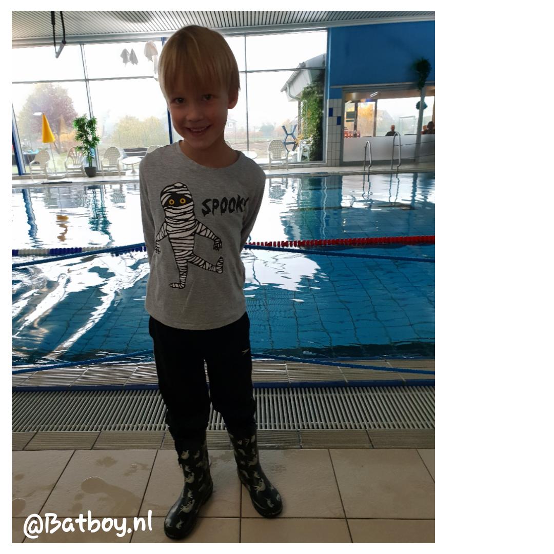 zoon Fantasie oogst Zwemles in Duitsland met regenlaarzen aan | Batboy